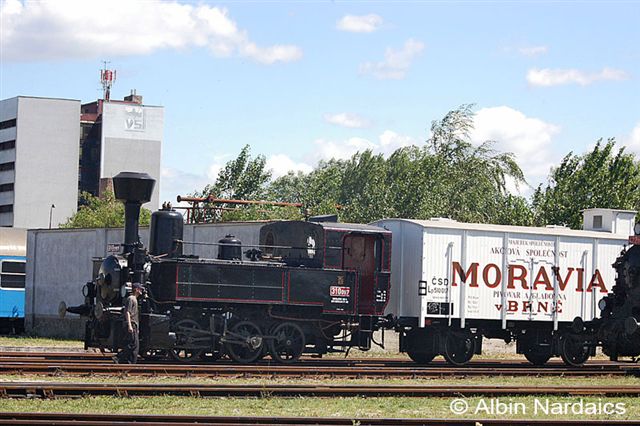die 310.097 mit einem alten Güterwagen zur Drehscheibe unterwegs