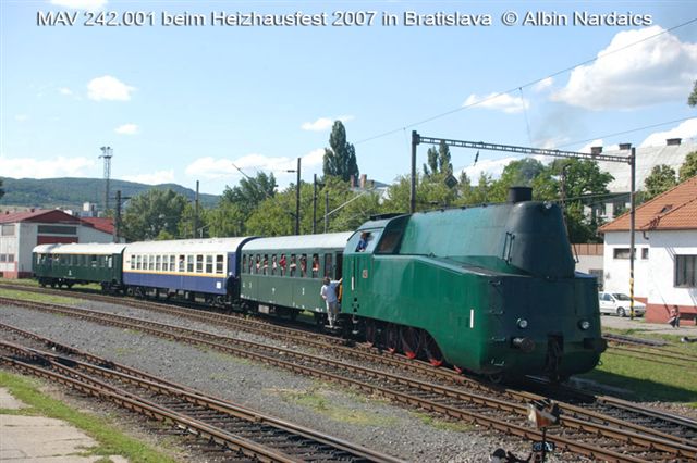 Die MAV 242.001 kam mit einem Sonderzug von Budapest