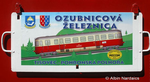 auf dem Sondertriebwagen für den Zubringerverkehr wurde für die Fahrt nach Tisovec der Zahnradbahnstrecke / auf einer Normalspur geworben