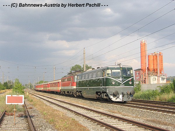2050 02 + 1142 643 mit EZ 2698 Neusiedlersee am 20 6 2007 in Bruck an der Leitha.jpg