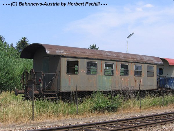 ÖBB 972 058 am 22 6 2007 in Stockerau (2).jpg