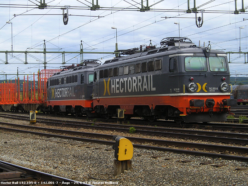 das letzte Bild zeigt die 142.105 (1142 558) + 142.001 (1142 661) in Ange.