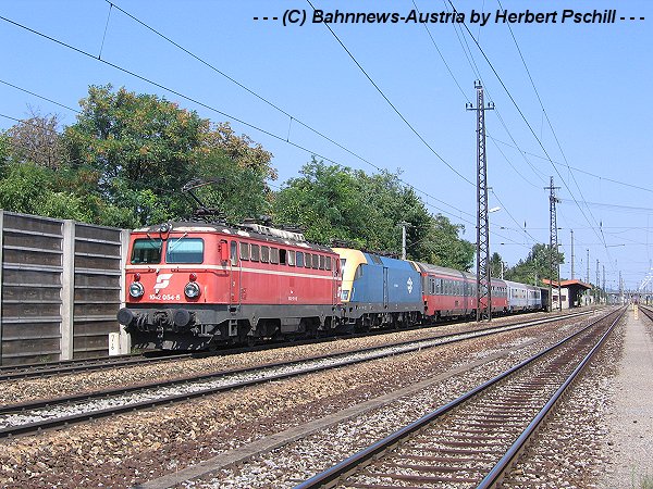 1042 054 + 1047 004 mit IC 345 am 23.7.2007 in Wien Zvbf.jpg