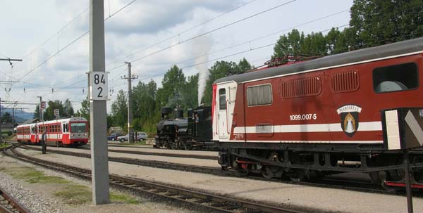Am Bahnhof gab es dann die Überraschung, denn ich wusste gar nicht dass an diesem Tag auch der Nostalgiezug mit der Mh6 fuhr. Auf dem Bild sieht man den Planzug „Ötscherbär“ mit der 1099.007, dahinter abfahrtsbereit die Mh6 und links kommt gerade ein Pers