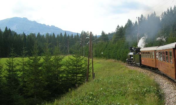 Mit Volldampf zieht die Mh6 den gut besetzten 5 Wagen Zug (+ ein 2 achsiger Gepäckwagen) bergauf. Links im Bild der Ötscher mit dem Rauen Kamm.