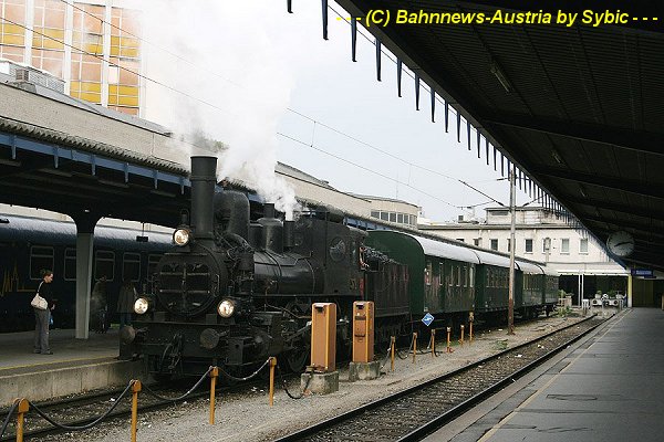 17c nach dem Ankuppeln an den Zugverband. Zahlreiche Fahrgäste des am Nebengleis eingefahrenen Nachtzuges zeigten sich durchaus überascht