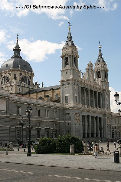 Kathedrale La Almudena Madrid 04_10_2007.jpg