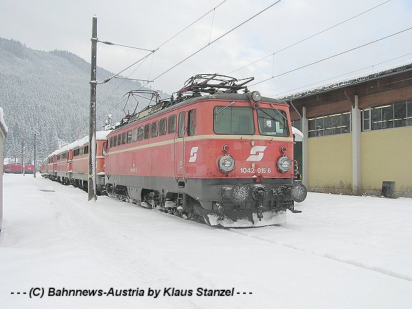 1042 015 + Schrottzug   Sl  30 11 2007.JPG
