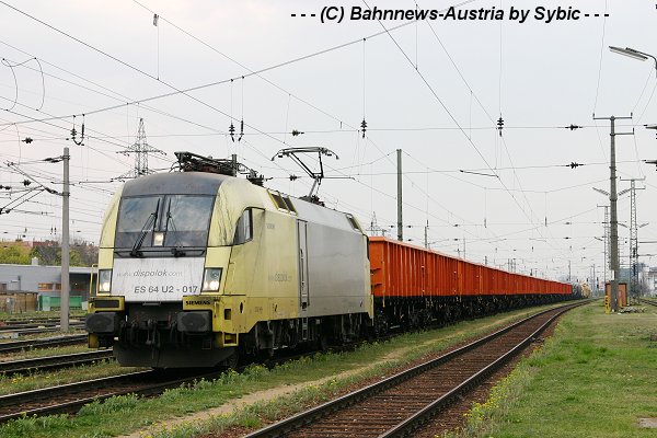 Noch für RTS fahrend, überstellte ES64U2 017 einige Güterwagen rumänischen Ursprungs nach Deutschland