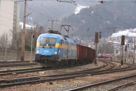 die Schweden-Lok mit einem Holzschnitzelzug