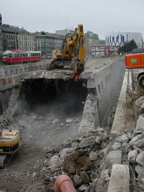 Hier sieht man den Grund der Sperre. Die alte Betonhülle der Schnellbahnstrecke wird weggerissen und eine neue breitere entsteht!