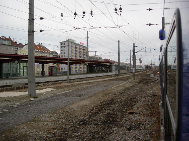 Wie wäre es mit Energie sparen???
<br />Die Station Matzleinsdorferplatz ist hell erleuchtet und die Anzeigen sind aktiv und zeigen "Betriebsstörung" an....