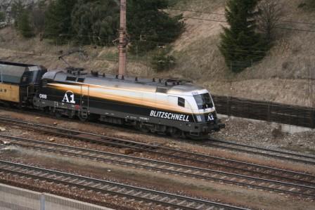 auch die 1116 - A1 kommt mit einem Güterzug vorbei