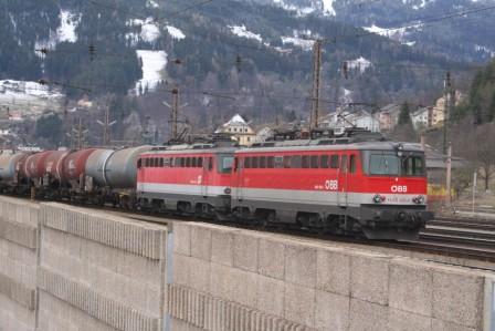 2 x 1142 als Schiebe vor dem Abkuppeln in Mürz