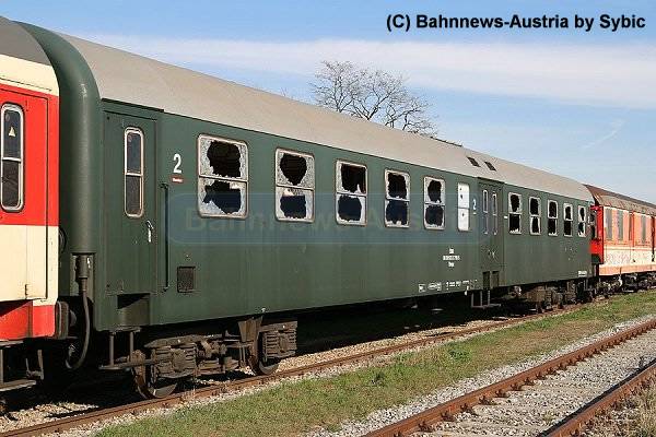 Schrottwagen Bahnhof Breitenlee 30_03_2008 (3).jpg.jpg