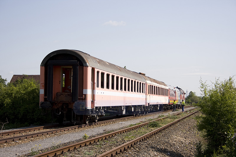 2 auf offener Strecke hinterstellte Wagen.