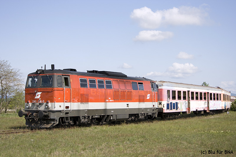 Die 3 Wagen aus dem Almeta-Gelände werden aufs Streckengleis gezogen.