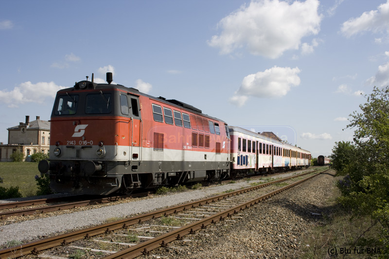 Die 3 vom Almeta-Gelände abgeholten Wagen werden an 2, seit langem auf offener Strecke hinterstellte, Waggons angekuppelt.