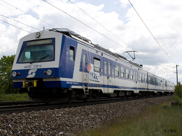 4020.212, als RSB8 Richtung Wien, kurz nach der Hst Sollenau.
<br />Leider teils unscharf =(