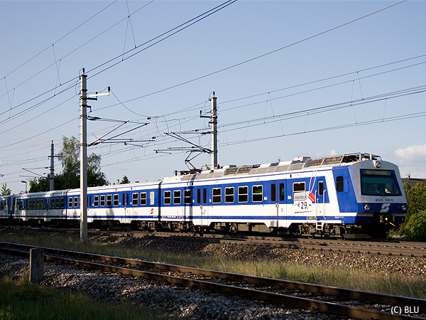 4020.242 - als RSB8 Richtung Wien, kurz vor der Hst Sollenau
<br />(Leider teils schattig)