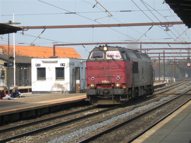 Eine Diesellok noch im alten Design
<br />bei der Durchfahrt durch Roskilde