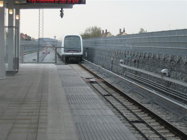 Die metro in Kopenhagen läuft vollautomatisch, was den Vorteil hat, dass man vorne hinausschauen kann