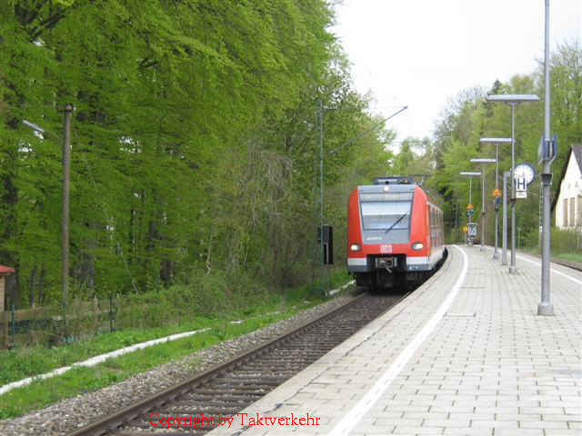 Eine S-Bahn Garnitur in Possenhofen