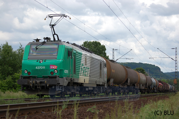 Die in knalligem Türkisgrün gehaltene 437011 der SNCF unterwegs Richtung Bonn Beuel bei Königswinter.