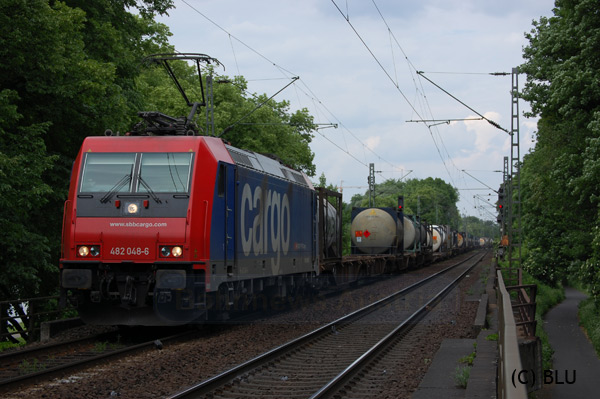 Endlich mal Abwechslung! Die 482 048 der SBB Cargo nächst Bonn Oberkassel.