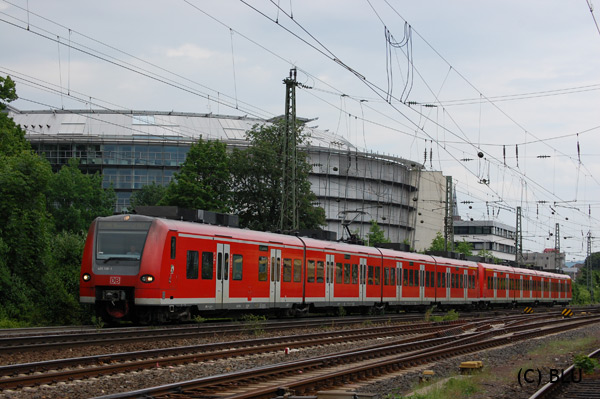 425 100 als Regionalbahn 48 nach Wuppertal HBF bei der Ausfahrt aus Bonn HBF.