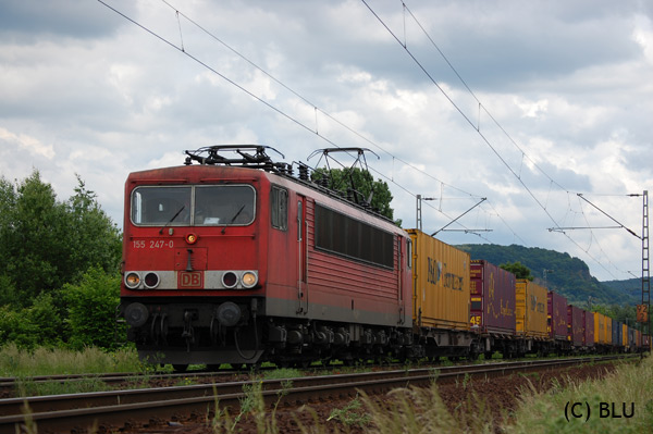 155 247 strebt mit einem Containerzug Bonn Beuel zu