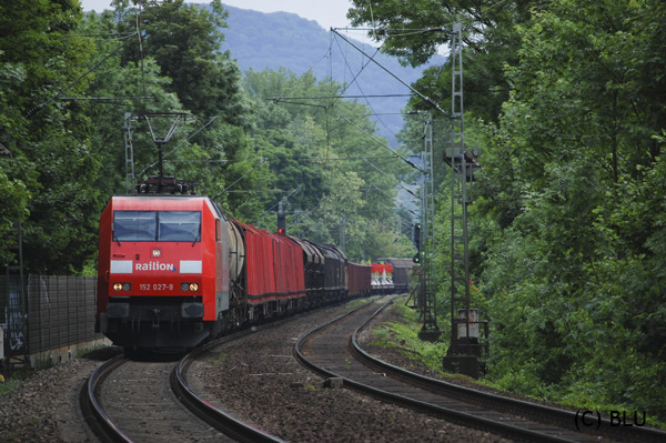 Die Railion 152 027 zieht hier einen Güterzug Richtung Bonn Oberkassel