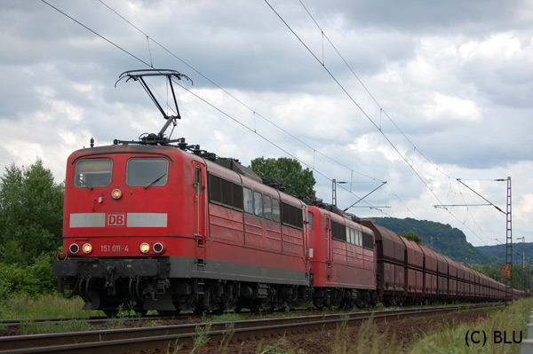 151 011 mit einer 2ten 151er und einem Kohle(?)Ganzzug in Bonn Königswinter, Richtung Bonn Beuel.