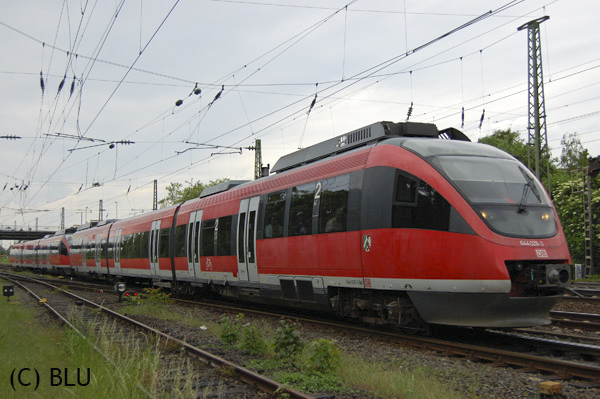 Der 3teilige Dieseltalent 644 028 mit einem seiner Brüder auf dem Weg zu seinem Endbahnhof Bonn HBF als RB28