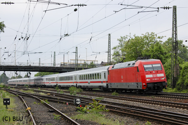 101 099 mit einer IC-Wendezug-Garnitur bei der Einfahrt zum Bonner Hauptbahnhof.