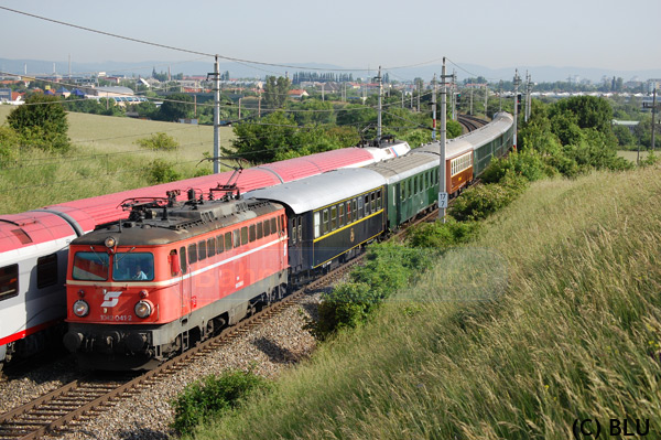 EZ "Zauberberge" - die mal etwas andere Garnitur wird gezogen von 1042.041.