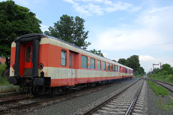 ;-) Die Strecke ist einfach rustikal - man beachte das Flügelsignal im Hintergrund rechts.