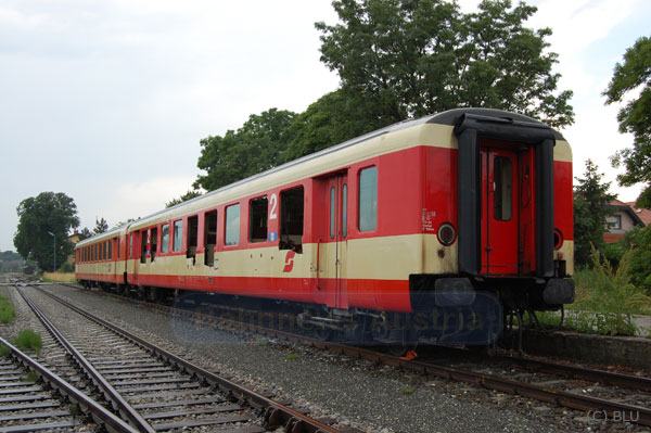 Auf je einer Seite hat man den Waggons bei manchen Fenstern ganz schön zugesetzt.