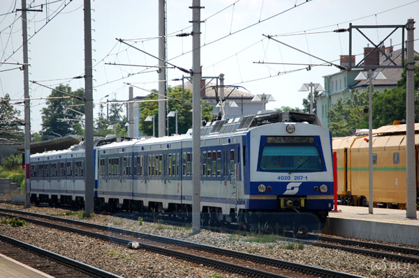 Die auf Bahnsteig1 eingegangene Garnitur. Der hintere 4020er dürfte wohl verreckt sein.
