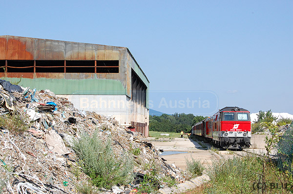 So präsentiert sich das Gelände.
<br />Haufenweise Müll, einige noch verbliebene Schadwagen und mitten drin TFZ 2143 073 samt Hilfszug.