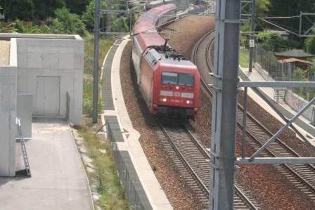 DB 101 053-7 als &quot;Schlachtung&quot; vom Fussgängerübergang nächst Mauerbach