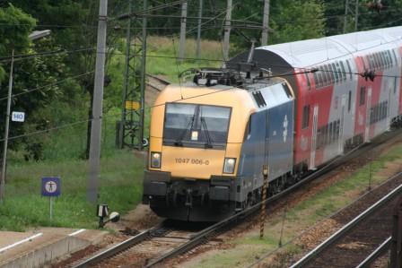 eine Notschlachtung vom Übergang: MAV 1047 006-0 mit DoSto Richtung St.Pölten