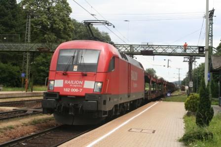 Railion 182 006-7 muss warten