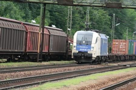 WLB ES64U2-019 mit Güterzug Richtung Osten
