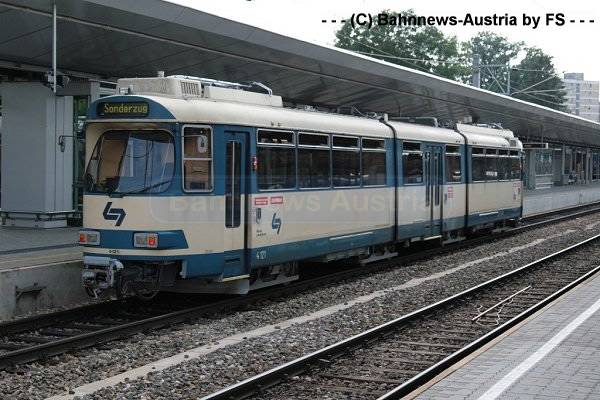 Ein wohl seltener Anblick: Ein WLB Triebwagen im Bahnsteigbereich des Bahnhof Wien-Meidling!