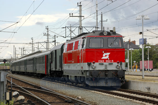 Felixdorf, Bahnsteig 3.
<br />Beigabe von TFZ 2143 052.