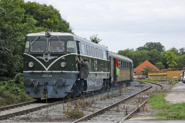 2050.04 bei der Einfahrt in Blumau.