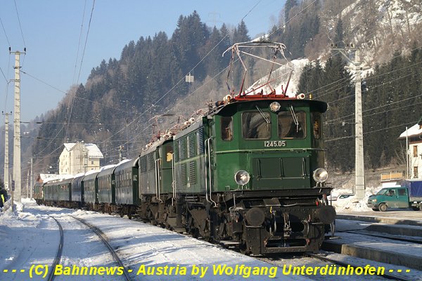 1245.05 u. 1245.04 mit Sdz 16033 am 04.02.06 in Taxenbach-Rauris.jpg