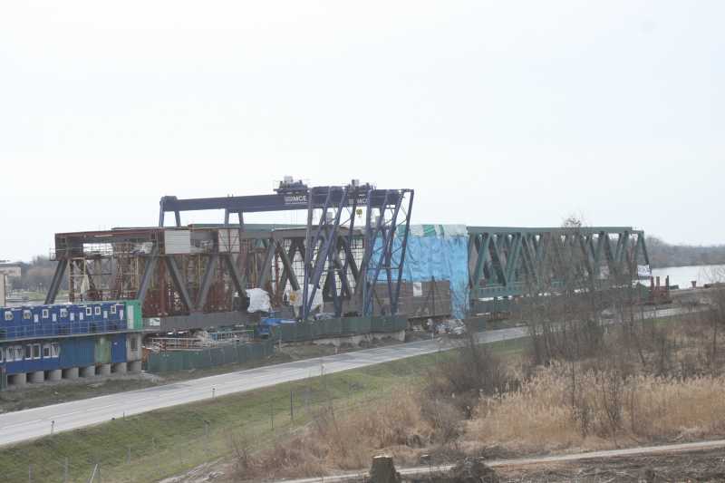 Die neue Brücke wird schon seit Monaten zusammengebaut.
