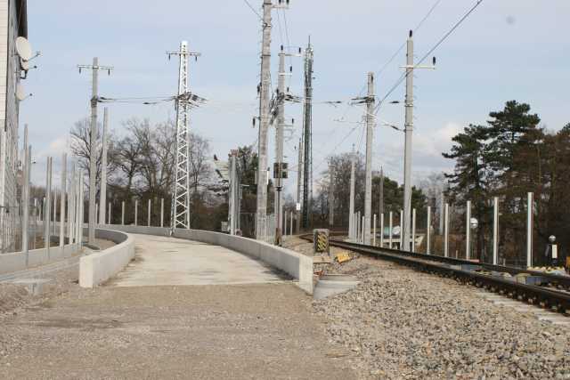 links die Schleife (Blick Richtung Donau), rechts die Bestandstrecke (Richtung Bahnhof Tulln)